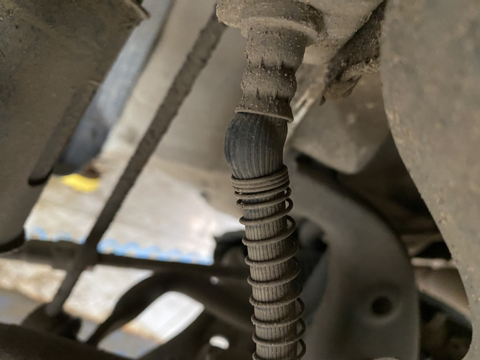 Сразу две грыжи на тормозных шлангах — Hyundai Solaris (2G), 1,6 л ...