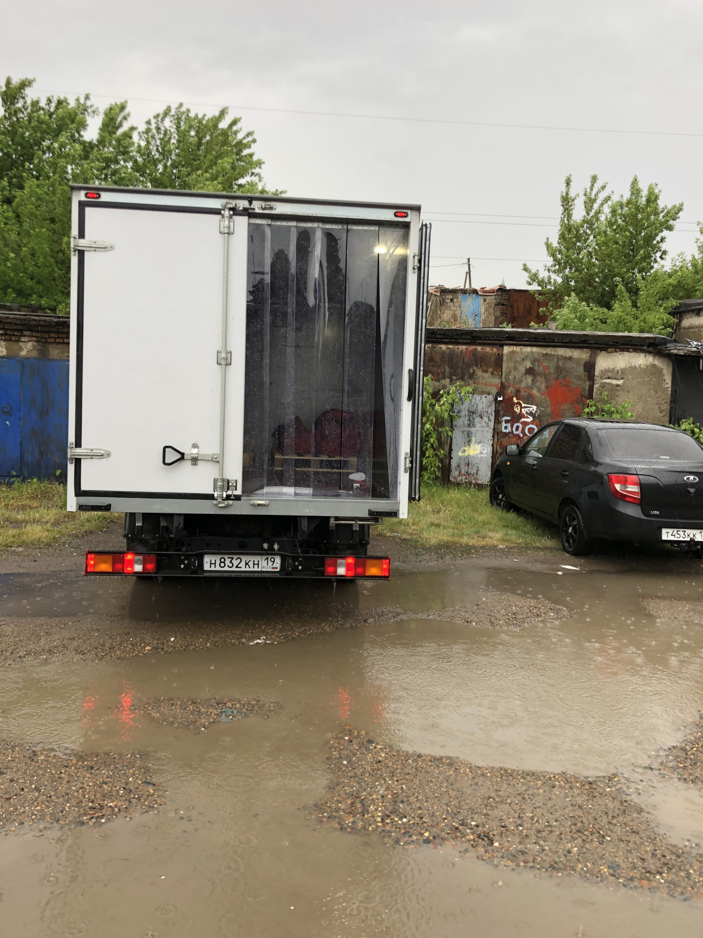 Занавеска на будку для собаки. Занавеска на будку для собаки. Будка штора. Дверь для собачьей будки. Собака с конурой.