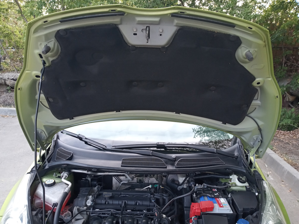 Тепло-шумоизоляция капота BSG 30-922-050 — Ford Fiesta (Mk VI)