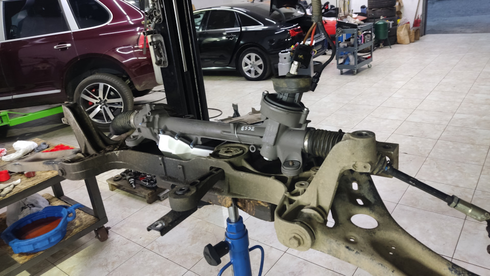 Замена рулевой рейки и втулок стабилизатора — Volkswagen Tiguan (1G), 1 ...