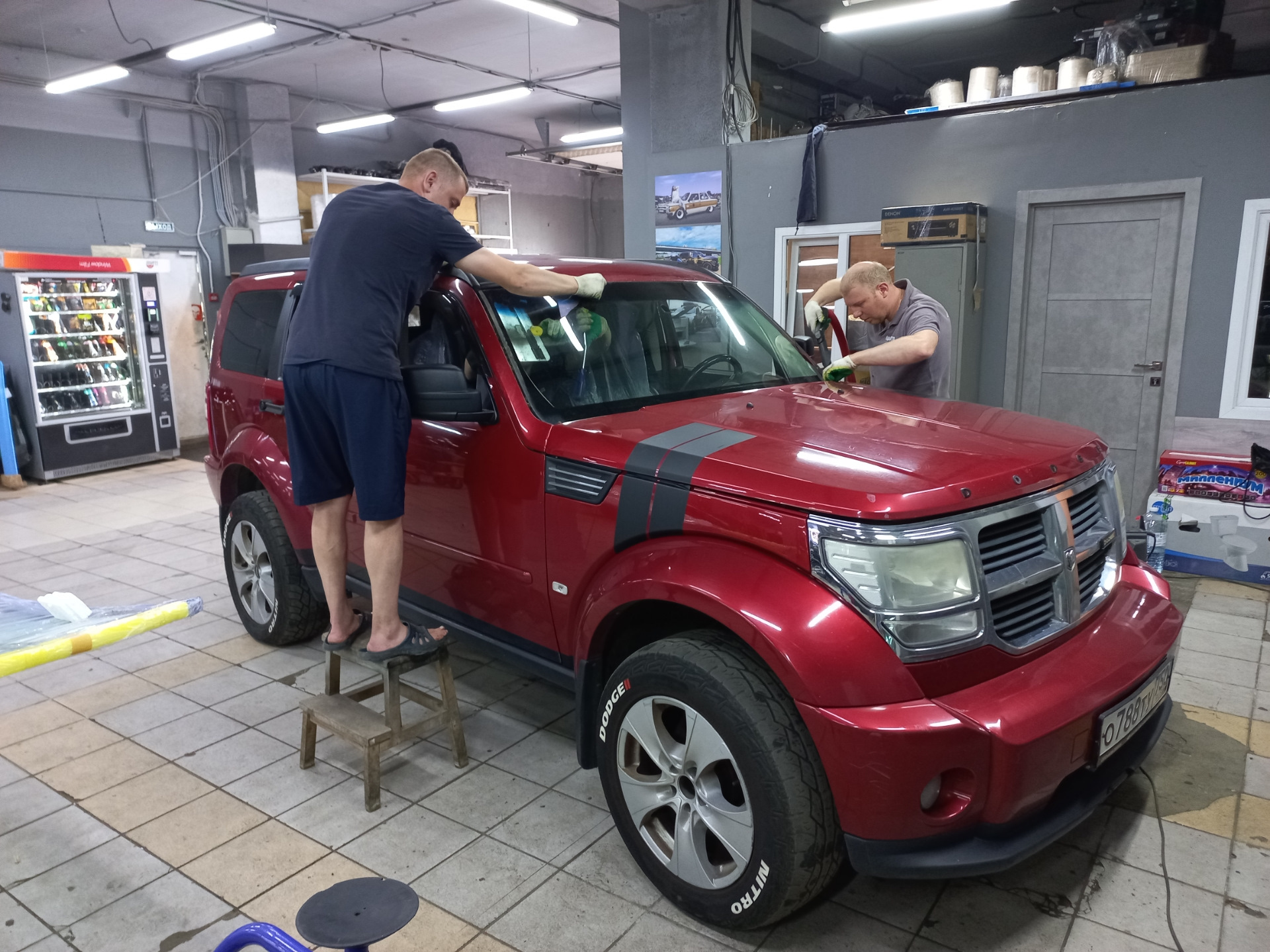 Борьба с протеканием дождя в салон — Dodge Nitro, 2,8 л, 2007 года | визит  на сервис | DRIVE2