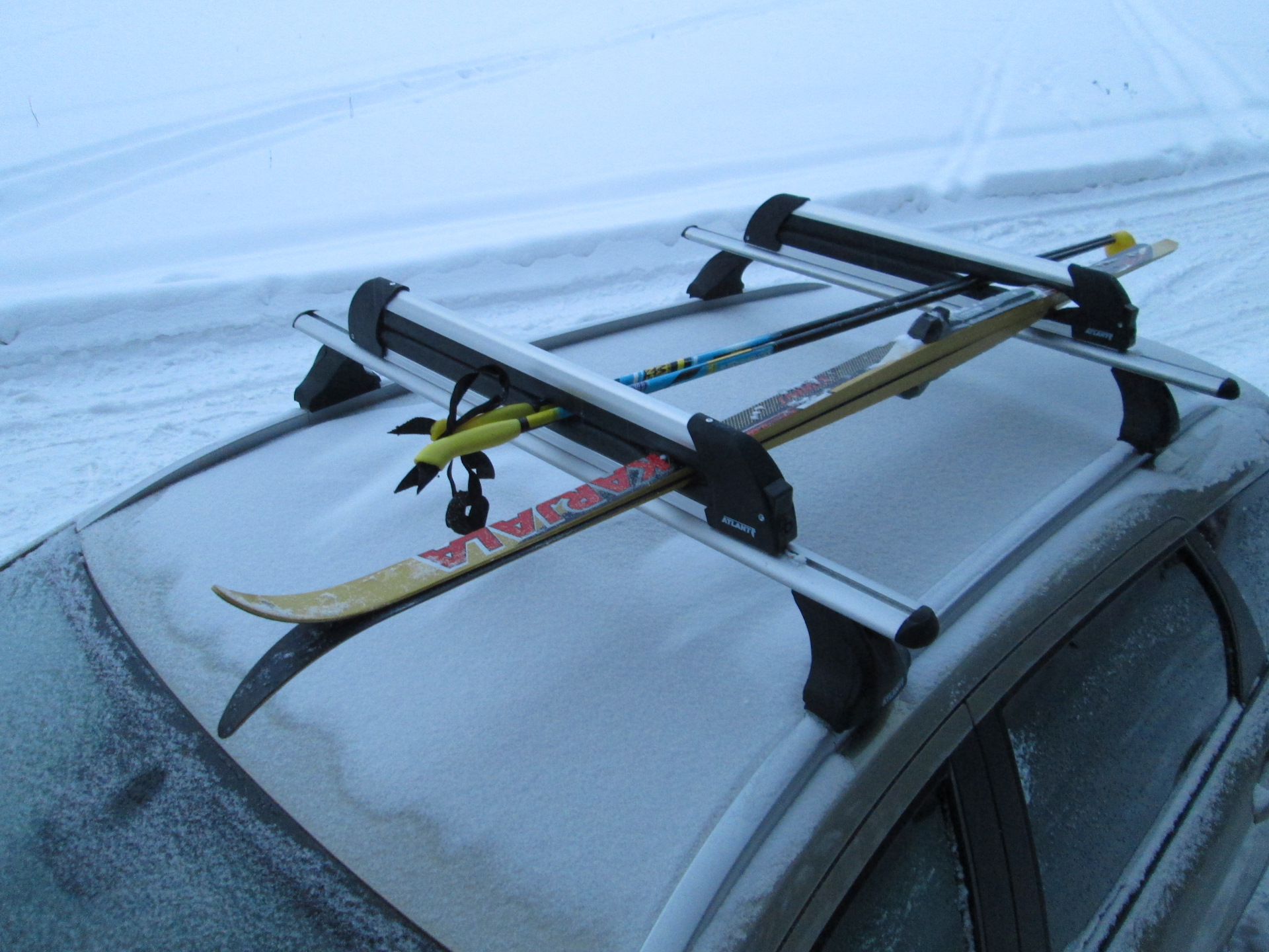 Сноуборды лыжи и палки перевозятся. 8551 Атлант. Лыжное крепление Атлант 8551. Крепление Атлант для 6-ти пар лыж или 4-х сноубордов - ATLANT 8551. Крепление для перевозки 4 пар лыж ATLANT 8550.