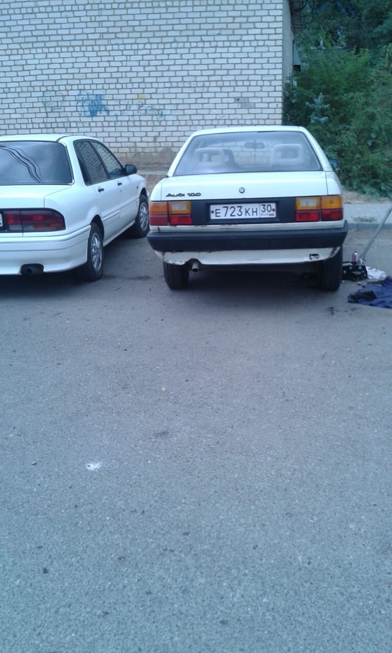 Замена лопнувшей пружины задней правой стороны. — Audi 100 (C3), 1,8 л ...