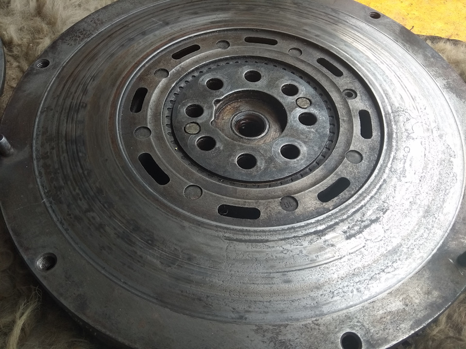 Разобрано. Снят двух-массовый маховик. Визуально все без криминала. Ход между дисками 2 зуба, что очень хорошо. — Audi A6 (C5)