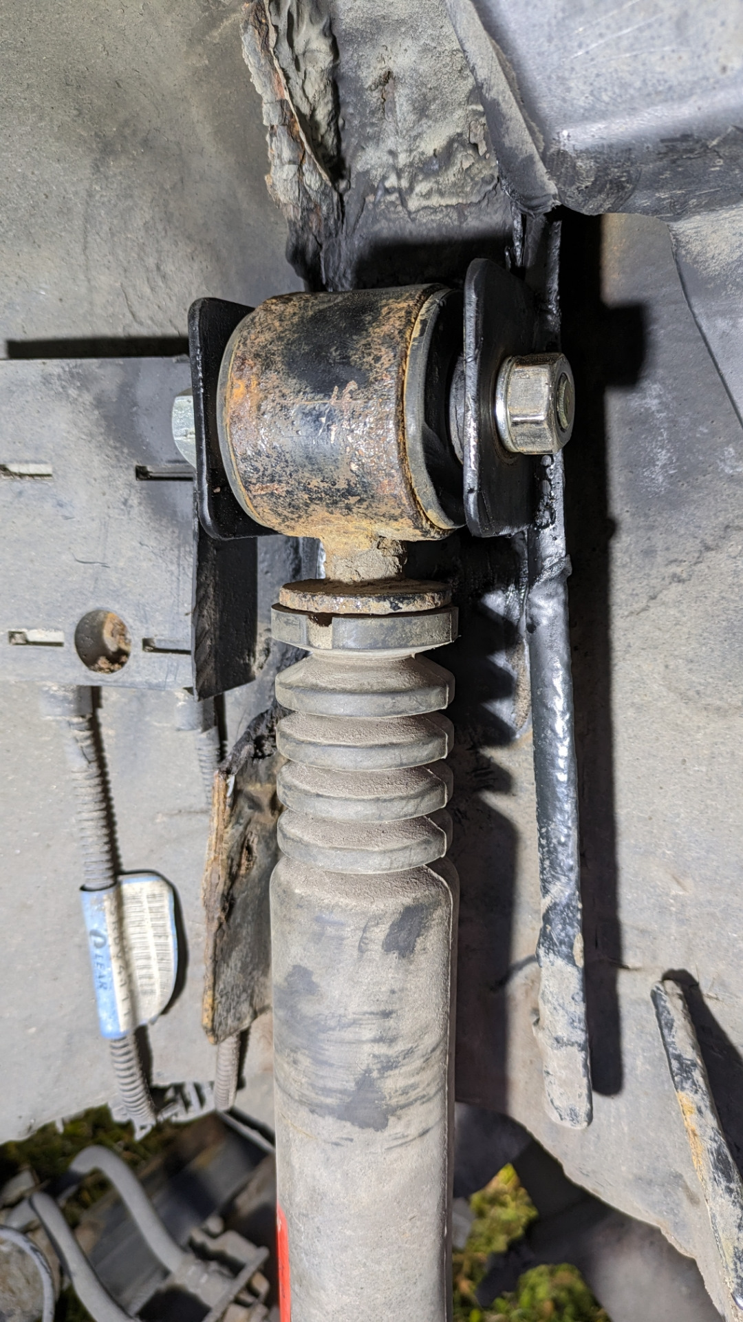 Кронштейн заднего амортизатора — Renault Laguna II, 1,6 л, 2001 года ...