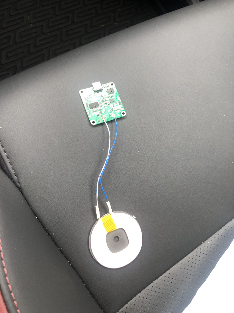 Беспроводная зарядка в полку для смартфона. — Geely Coolray (1G), 1,5 л ...