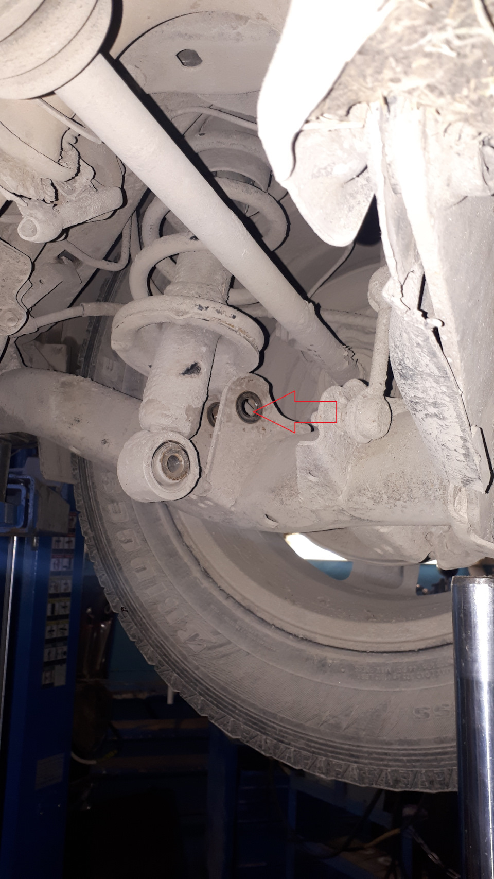 12. Przód: podłącz łącznik stabilizatora, uporządkuj prowadzenie przewodów/czujników; wstępnie dociągnij mocowania. — Honda CR‑V III (RE)