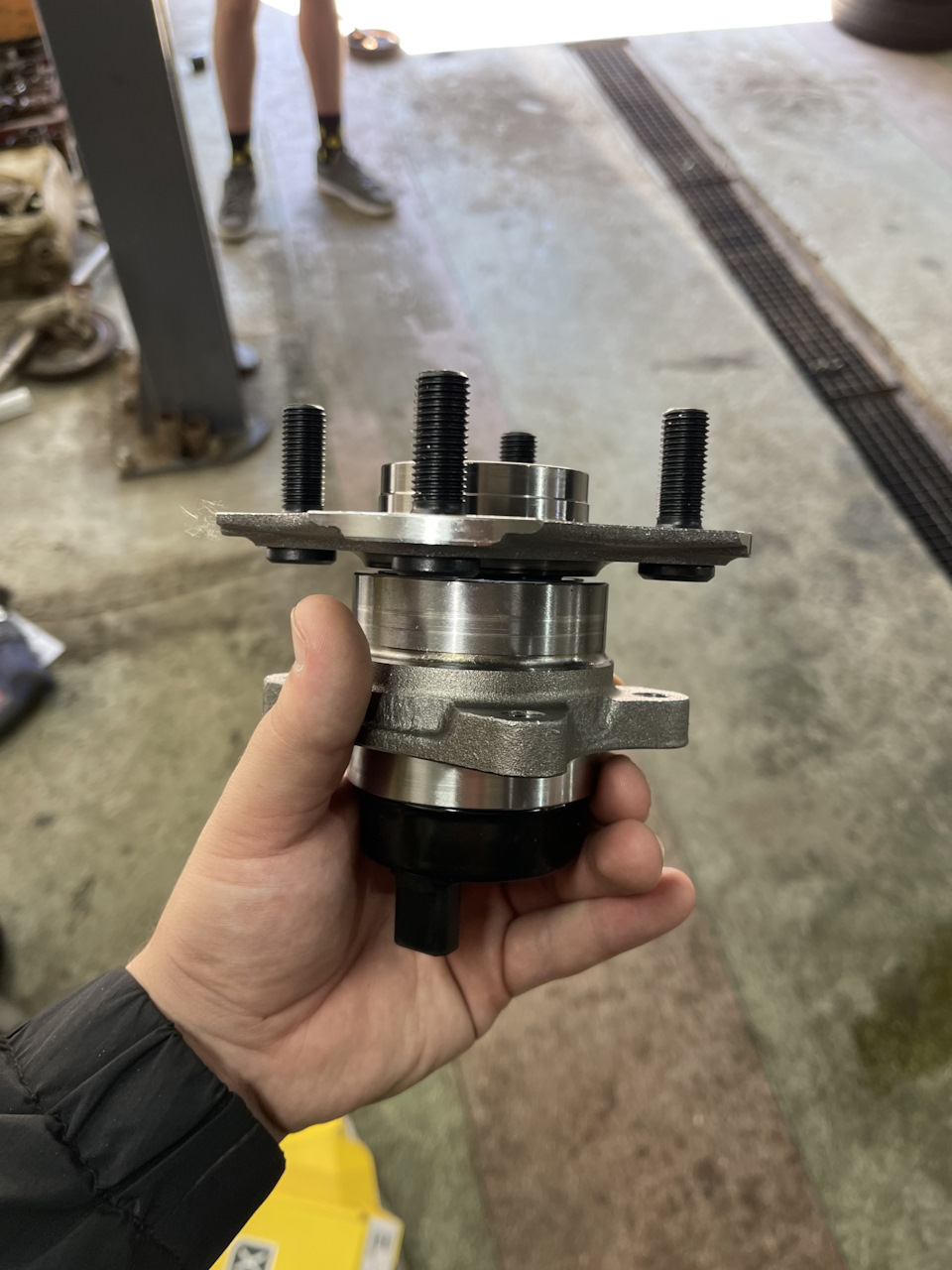 Сзади что-то брякало гадко, думал, что сайлентблоки балки. Оказалось ступица. Шатаешь колесо — люфт вроде минимальный, а как по стыкам асфальта прокатишься — звук будто сейчас что-то отпадет. — Toyota Vitz (10)