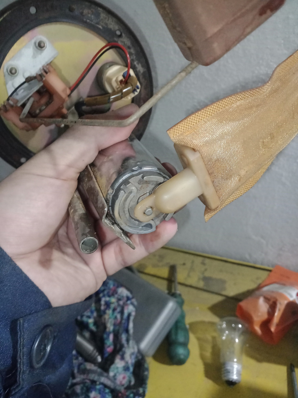 Замена сетки бензонасоса, топливного фильтра и чистка рампы. Мазда 626 ...