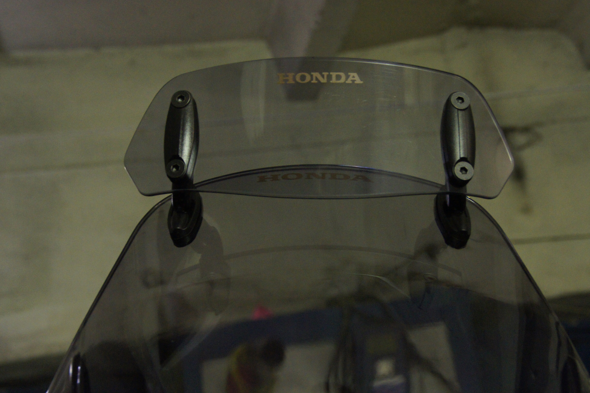 Часы на лобовое стекло. Дефлектор на стекло ветровое CF Moto 650 MT. Дефлектор на ветровое стекло сим симфония 125 ср. Ветровое стекло СФ х800. Ветровое стекло на мотоцикл Хонда х4.