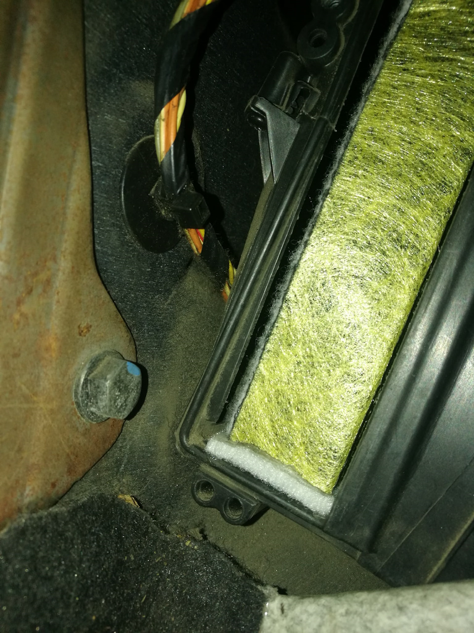 Отлично стоящий на своём месте салонный фильтр — Volvo S40 (2G)