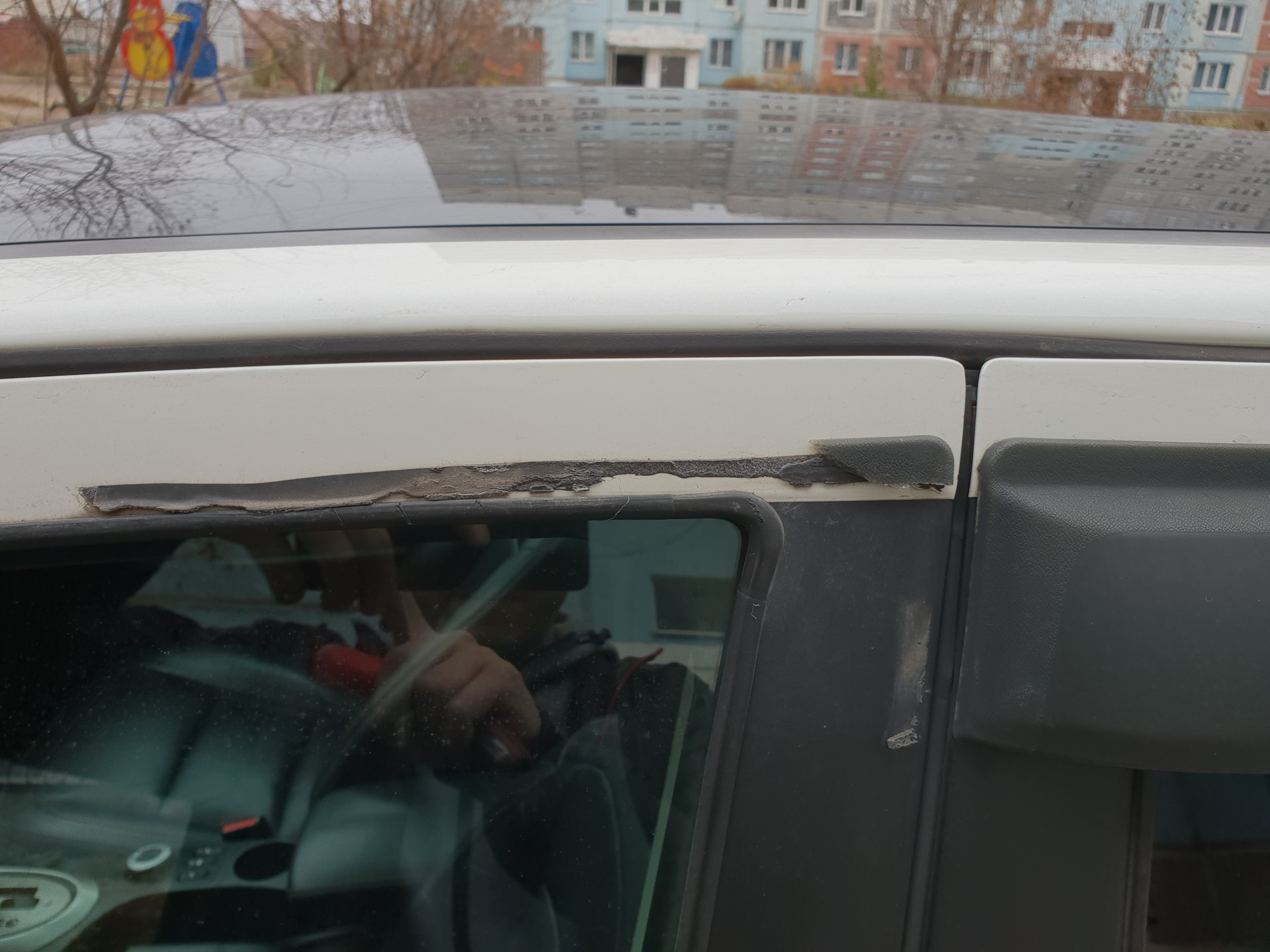 Как снять ветровики с автомобиля. Дефлекторы на окна Альмера Классик. Как установить ветровики на автомобиль Кашкай. Снятие дефлекторов Ниссан Кашкай. Инструкция по установке дефлекторов на окна автомобиля.