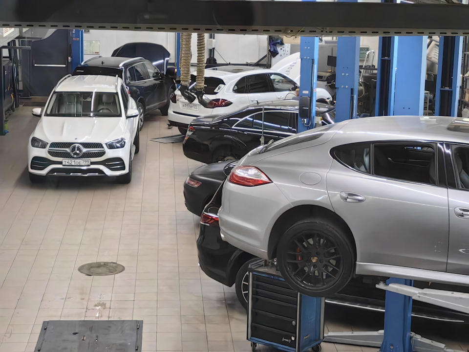 Порше кайен в сервисе. Check hitch порше кайен. Кайен сервис. Бампер porsche cayenne na remont. Одежда для сервиса porsche.