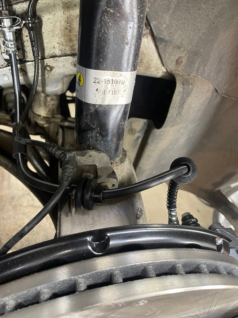 Нужно подредактировать кронштейн держатель тормозного шланга — Volkswagen Passat Variant (B6). Запчасти на фото: 22151070, Tristar F109