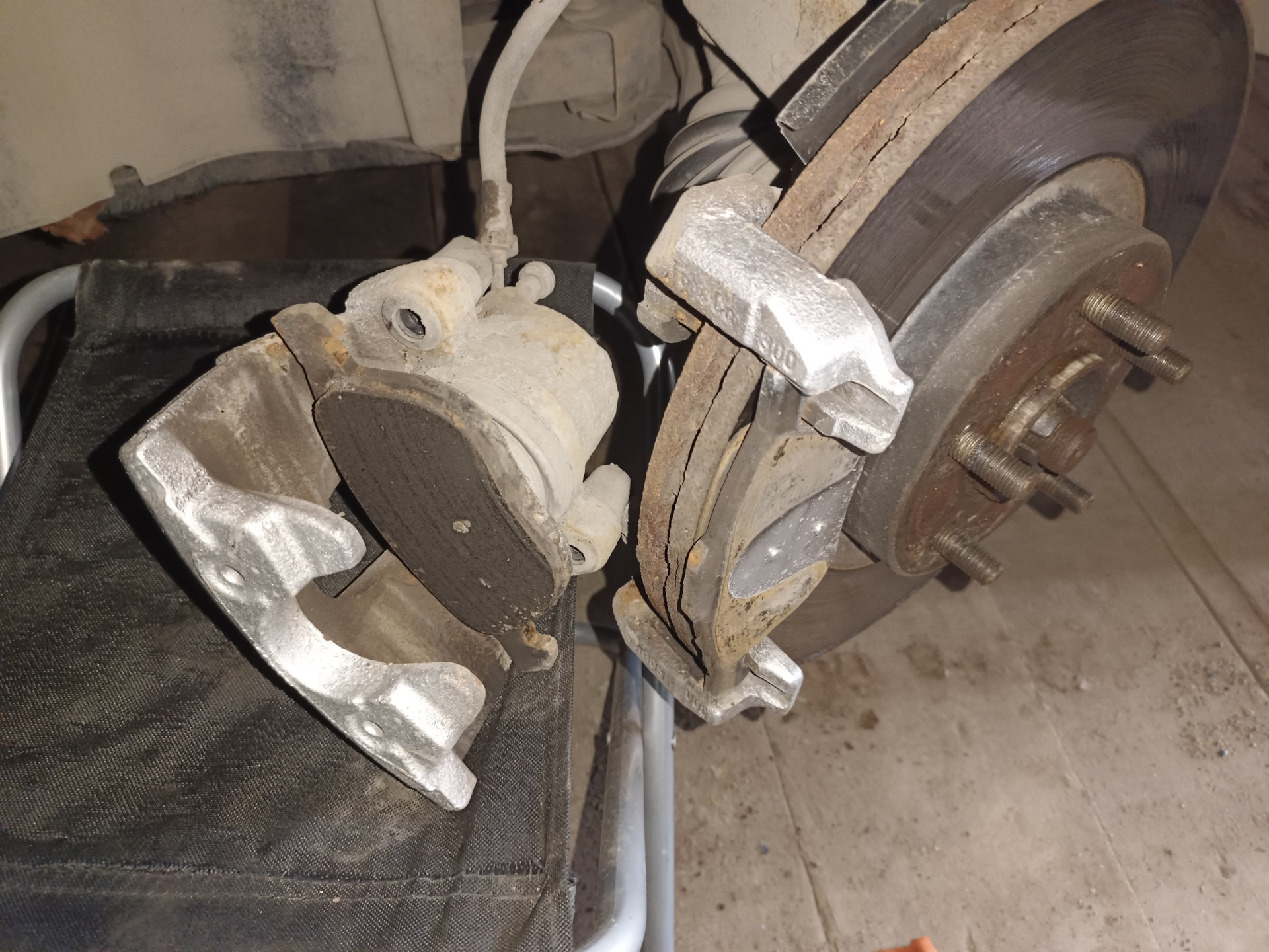 Замена передних колодок на Куге 2 — Ford Kuga (2G), 2,5 л, 2015 года ...
