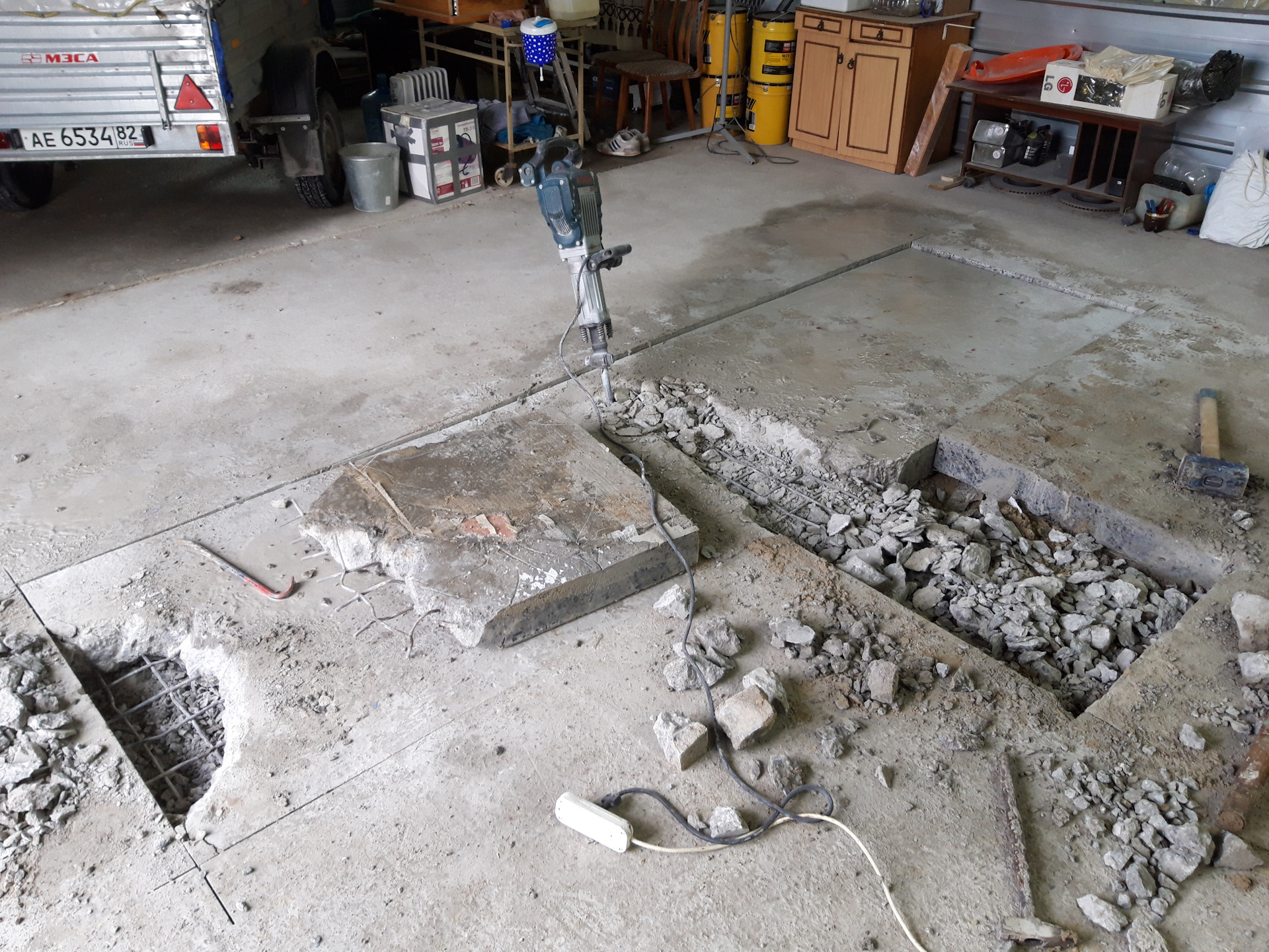 Фер бетонный пол. Выбоины в бетоне. Отремонтировать ямы в бетонном полу. Выравнивание пола в гараже. Яма в бетонном полу.