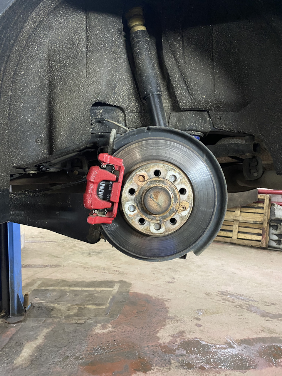 Задние суппорта TRW 310/22 — Volkswagen Golf GTI Mk6, 2 л, 2012 года ...