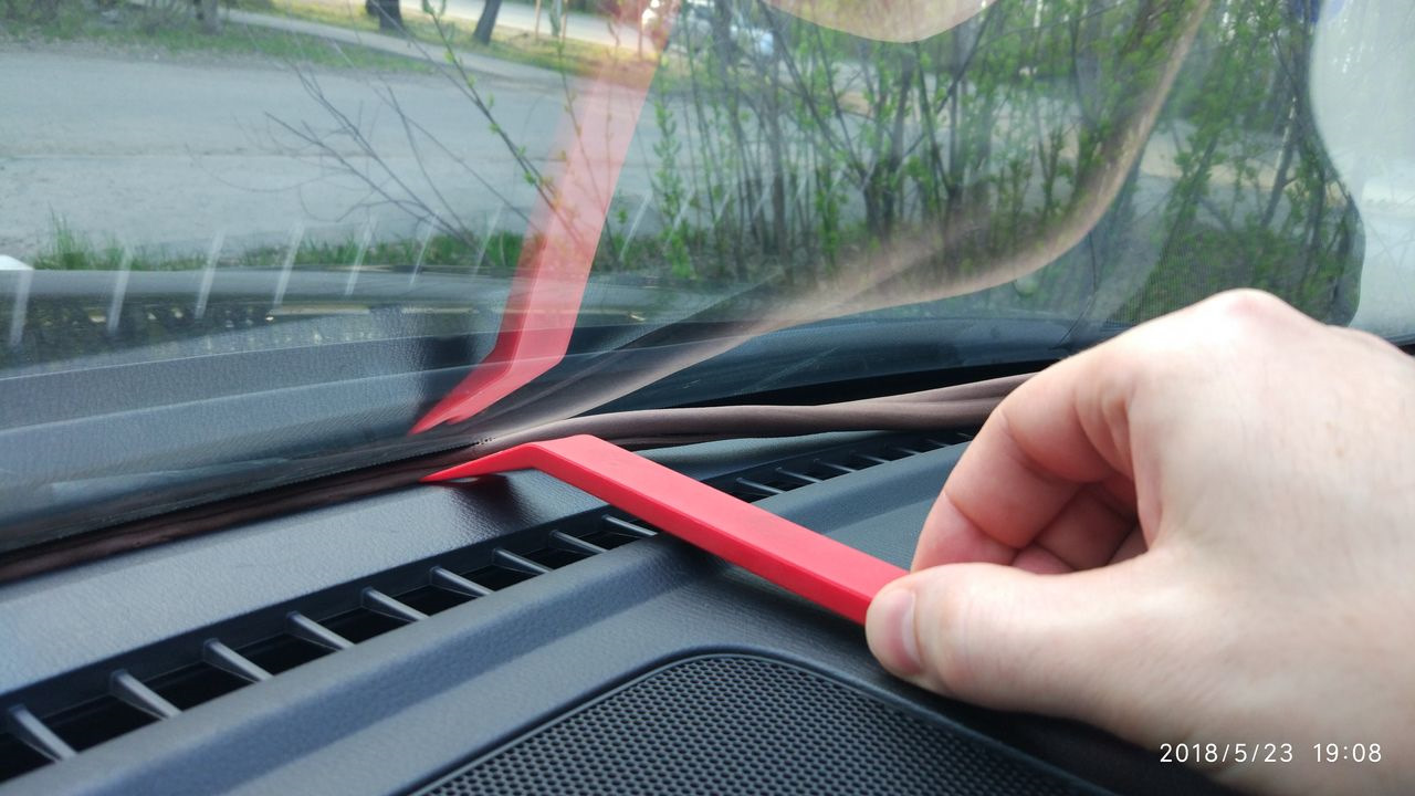 Скрип лобового стекла. Резинка уплотнительная лобового стекла Vesta. Уплотнитель между лобовым и панелью Форд фокус 2. Резинка на лобовое стекло Мазда 6. Уплотнитель панели ветрового стекла Hyundai ix35.