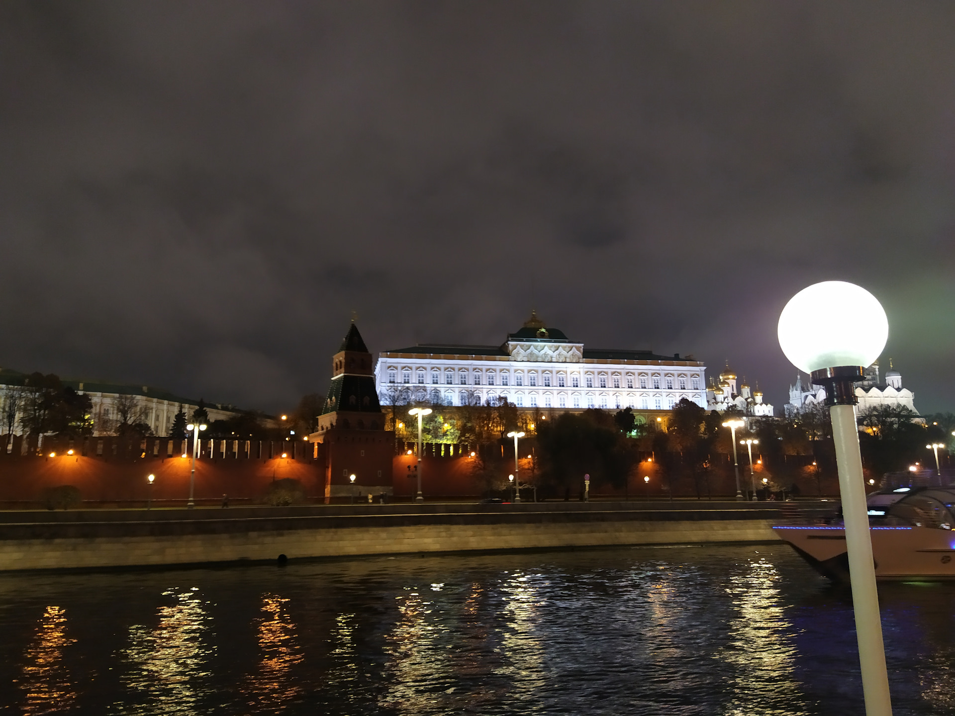 Сходить в москве сегодня вечером. Фонари на набережной Москвы. Кремль ночью с набережной. Москва ночью красивые места 2022. Институт культуры Москва ночью.