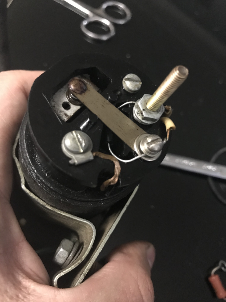 Диод вместо резистора что бы не подгорали контакты в электробензонасос ...