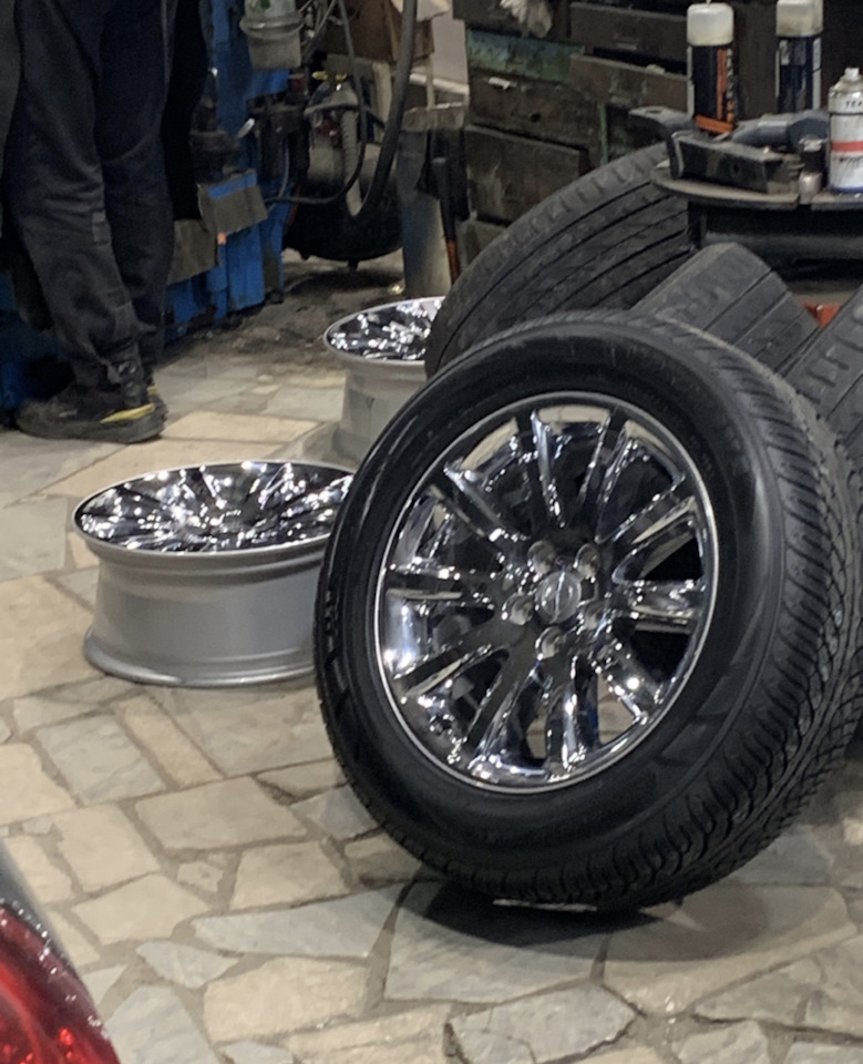 Шины летние Yokohama 235/60 R18, литые диски Chrysler 7,5Jx18 ET24 ...