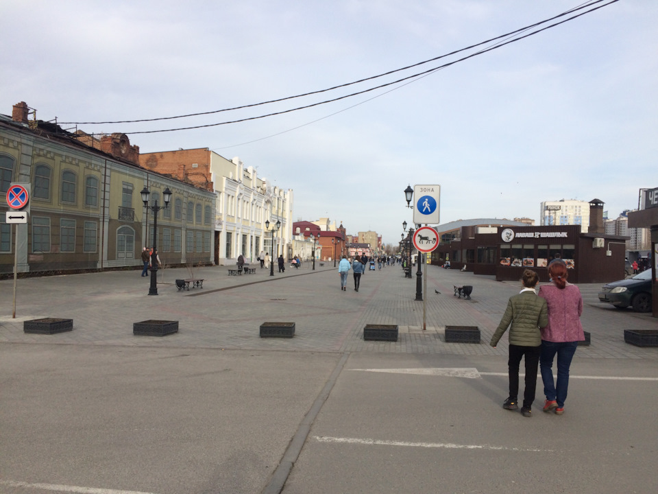 Пешеходная улица. — Nissan R'nessa