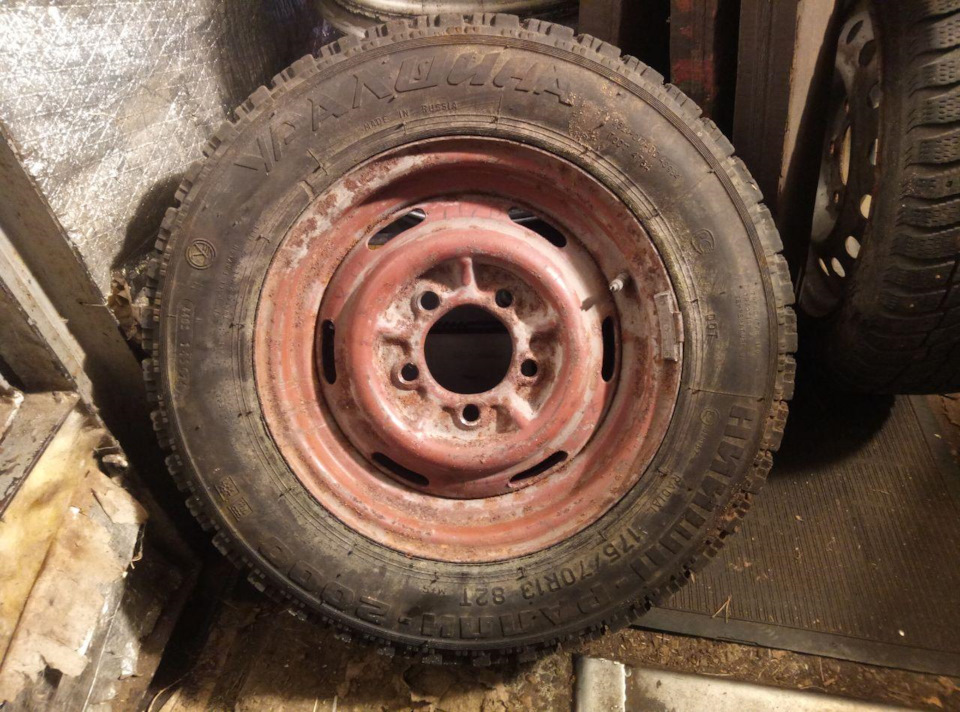 Шины всесезонные 175/70 R13, штампованные диски 5Jx13 5x114,3 на Lada ...