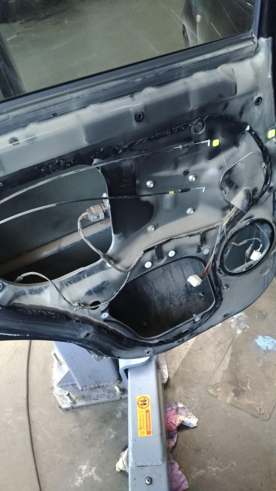 Шумка задних дверей — Mitsubishi Outlander XL, 2,4 л, 2008 года ...