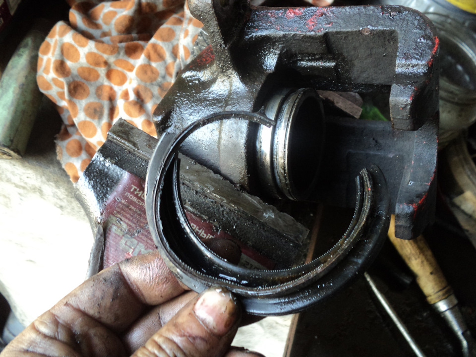 Замена поршня в суппорте на Шкоде Фелиции. Нашел косяк вчерашней сборки ...