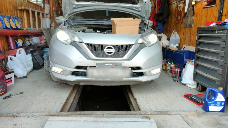 62. Замена противотуманной фары — Nissan Note (2G), 1,2 л, 2017 года ...