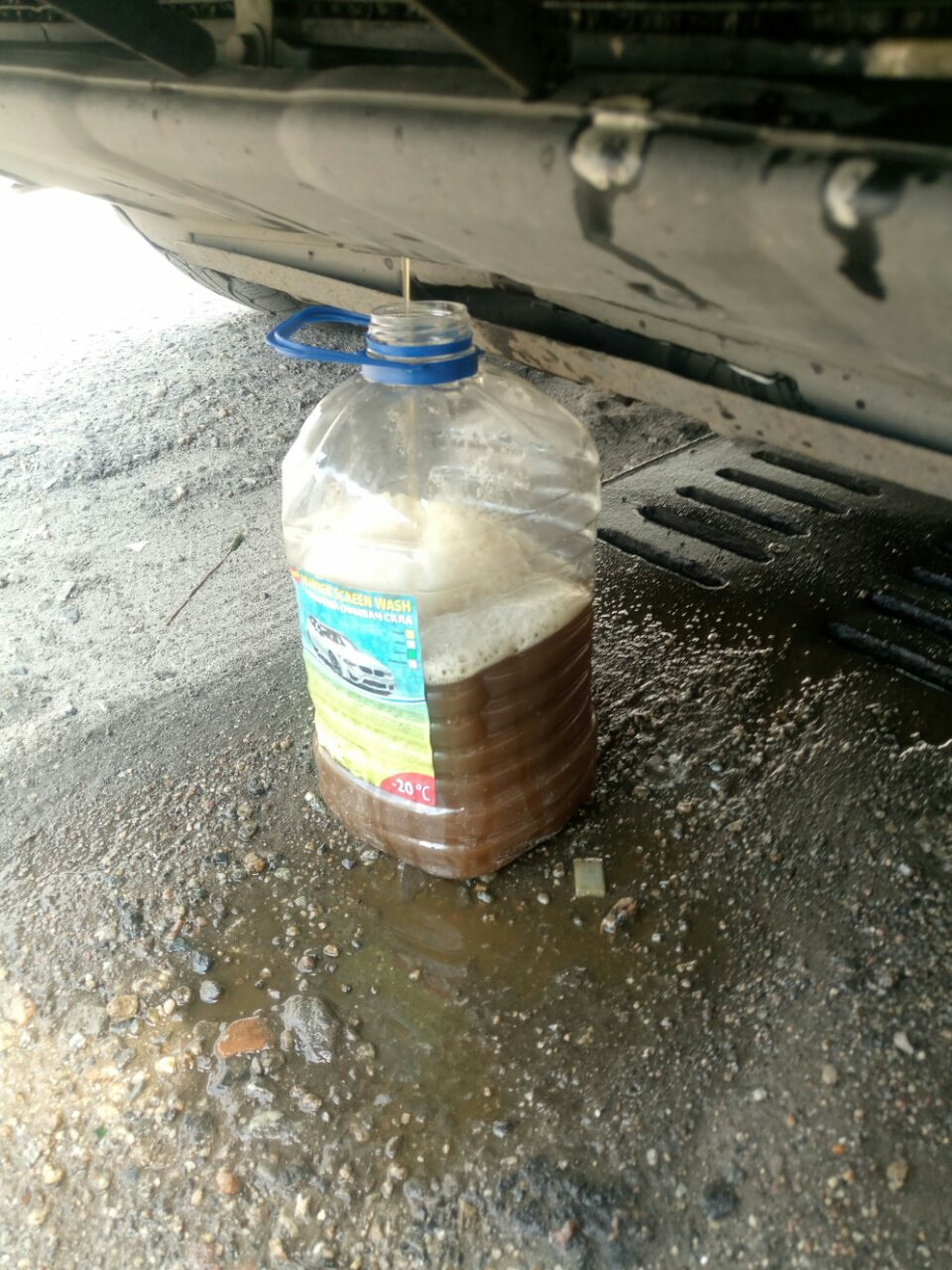 Антифриз в машине. Система охлаждения жидкости. Antifreeze car bottle. Антифриз льется. Масло в охлаждающей жидкости.