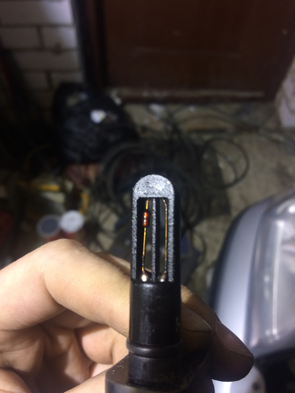 Чистка датчика температуры всасываемого воздуха (ДТВВ) — Skoda Octavia ...