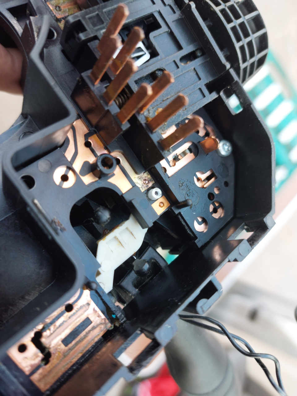 В центре, откуда уже торчит явно чужеродный элемент, видна площадь контактов. — Chrysler PT Cruiser