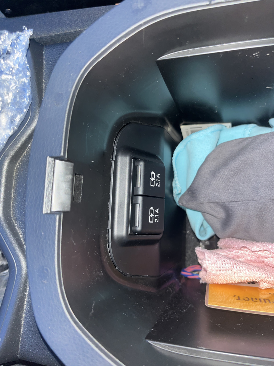 USB зарядник в подлокотник — Toyota RAV4 (5G), 2 л, 2021 года | своими ...