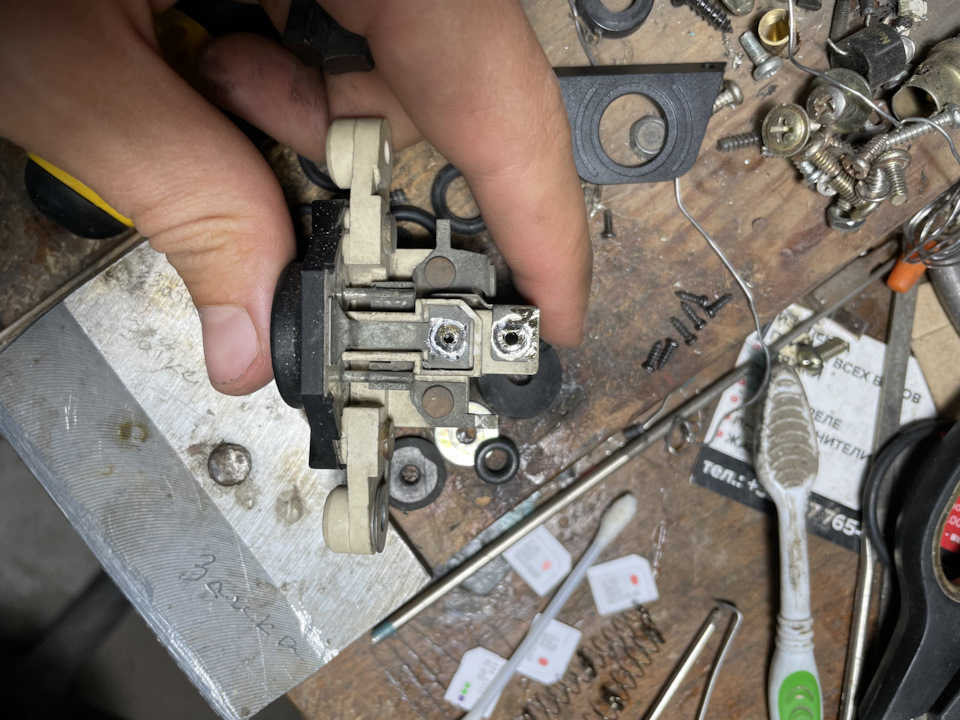 Замена щёток на на реле-регуляторе напряжения. — Volkswagen Golf Mk2, 1 ...