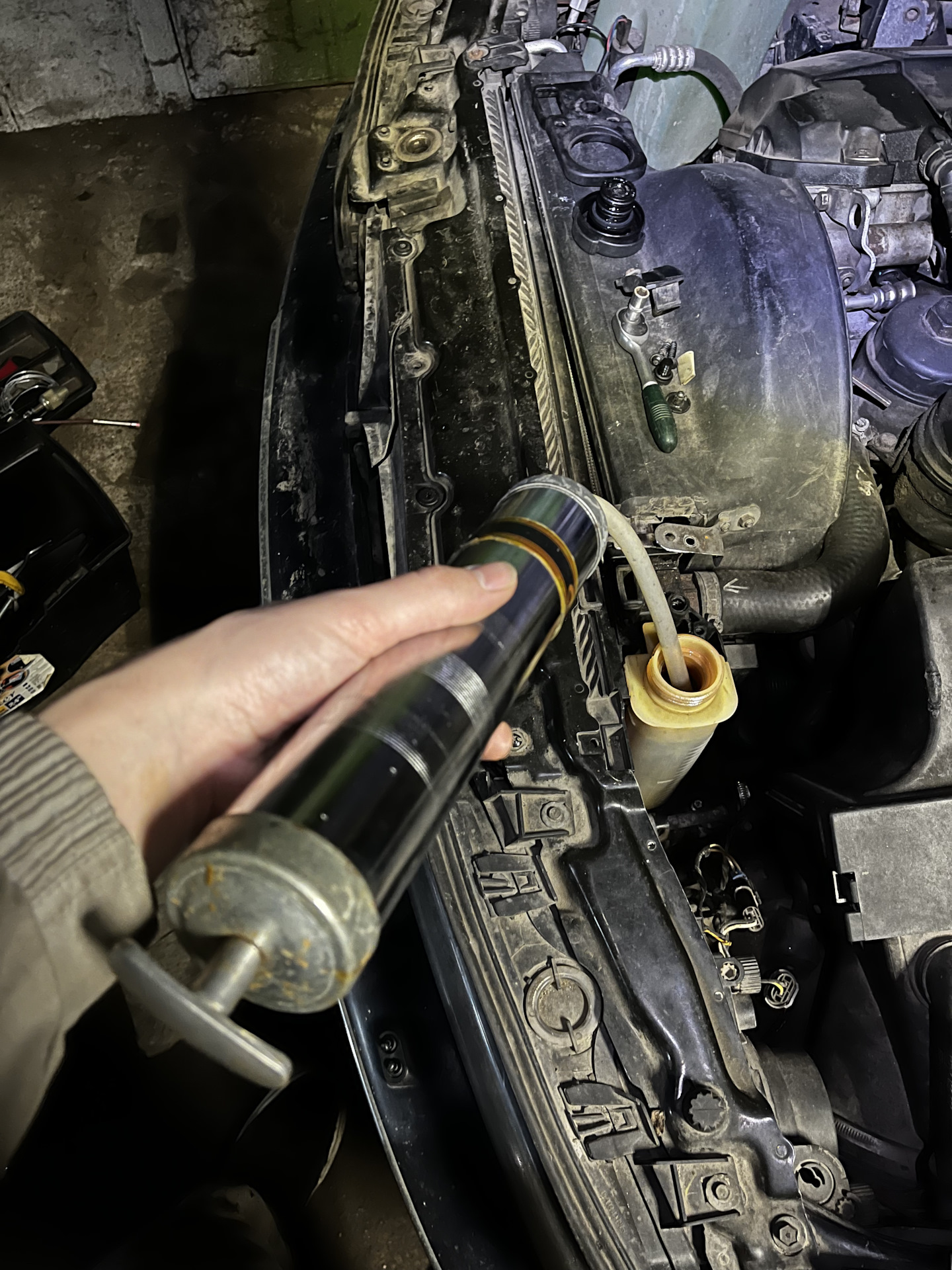 Течь антифриза радиатора #2 — BMW 5 series (E39), 2 л, 1998 года ...