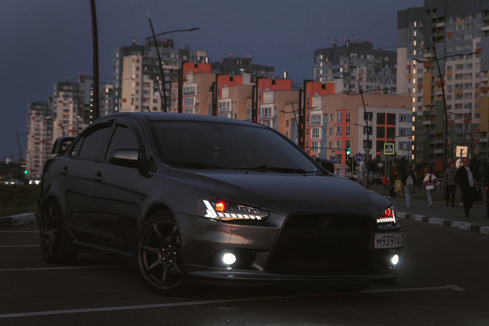 Mitsubishi Lancer 10 в лесу осенью