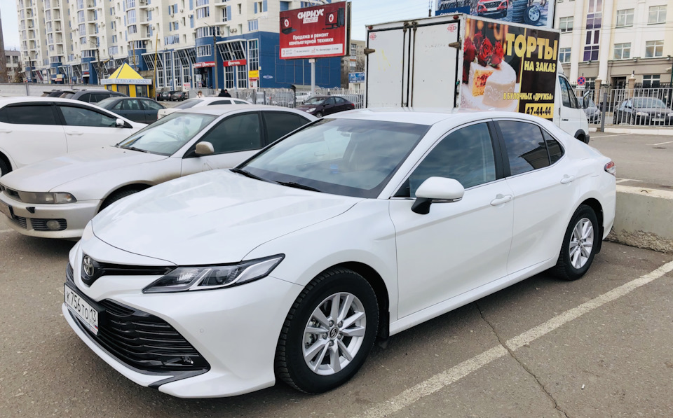 Toyota Camry 2021 белая