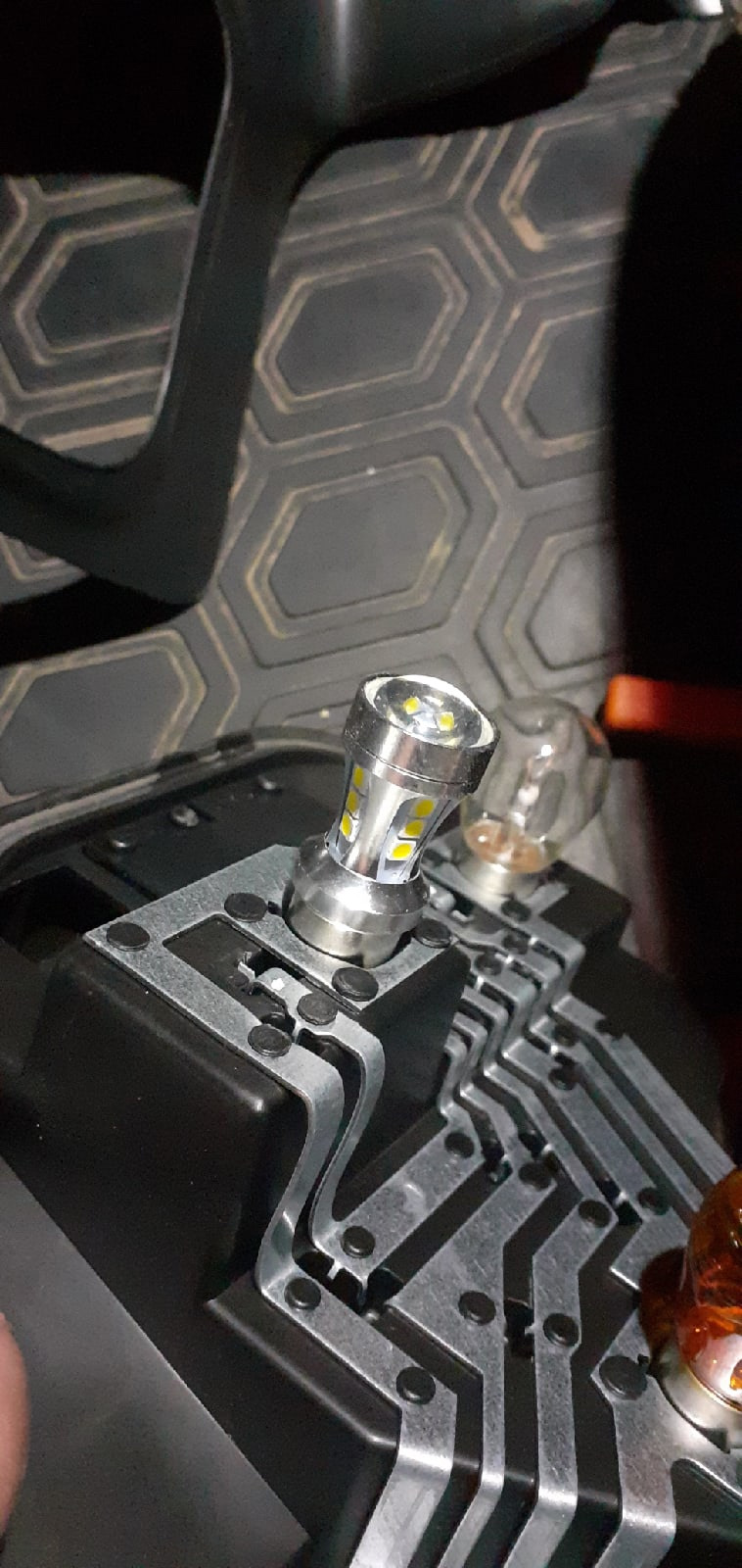 №14 Замена штатных ламп заднего хода на яркие Led лампы Aozoom P21 ...