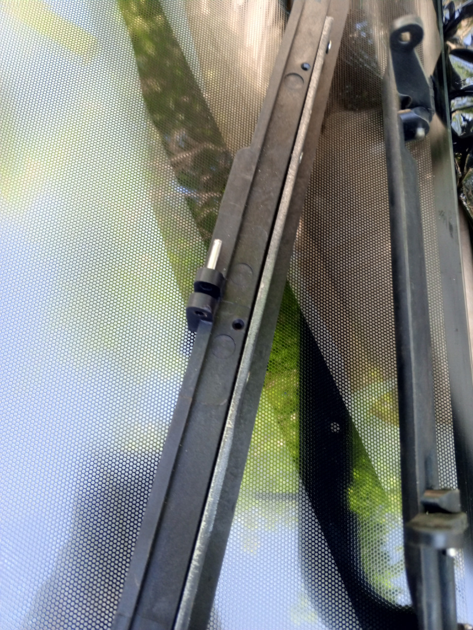 Ручку отцепил от рамки оставив ее на стекле, просто вытолкнув стержни. — Lada 2120 Надежда