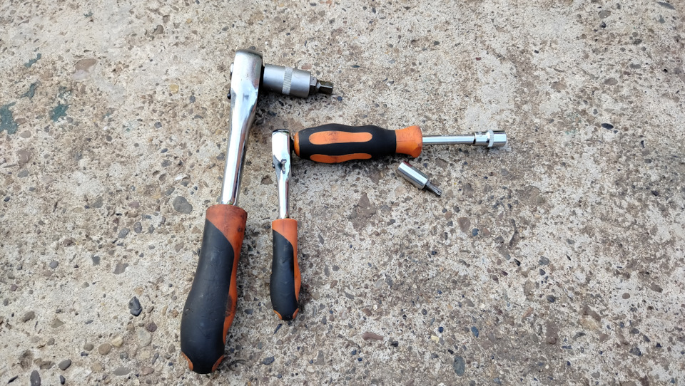 Ну и по традиции использованный для замены масла инструмент ))) — Renault Duster (1G)