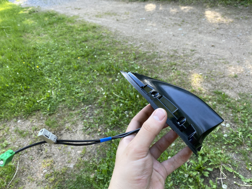 антенна (28208-6FP1A) — Nissan Tiida (2G). Запчасти на фото: 282086FP1A