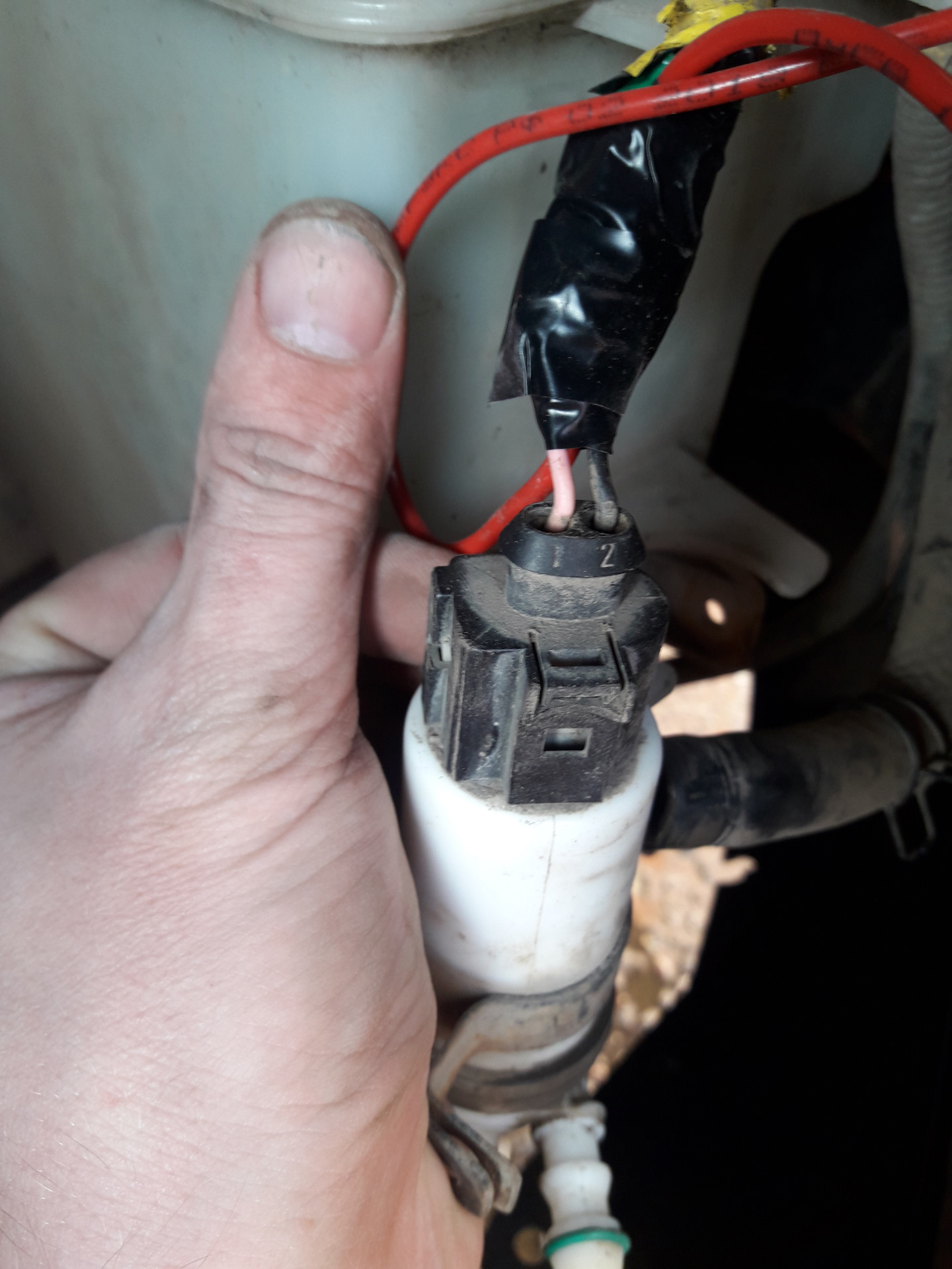 Насос омывателя солярис хэтчбек. Хендай солярис 2011 бачок стеклоомывателя. Hyundai solaris 2014 схема управления двигателем. Система омывания лобового стекла хендай солярис. Hyundai solaris разъем насоса омывателя.