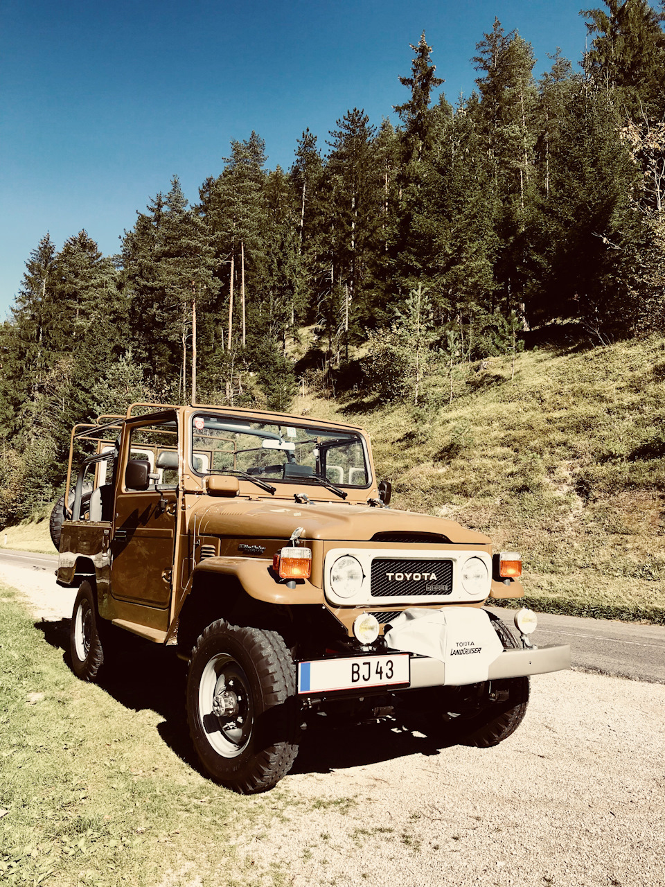 Благородная пыль на бортах — Toyota Land Cruiser 40