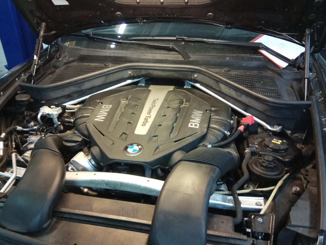 Двигатель бмв x6. BMW x6 мотор. Мотор БМВ в8. БМВ х6 двигатель бензиновый. BMW x6 мотор e71 расположение цилиндров.