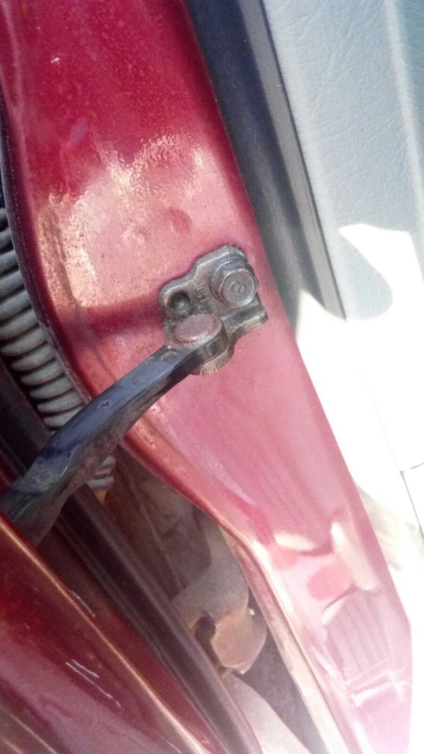 Откручиваем один болт на кузове на12 и два болтика на двери на 10 — KIA Spectra