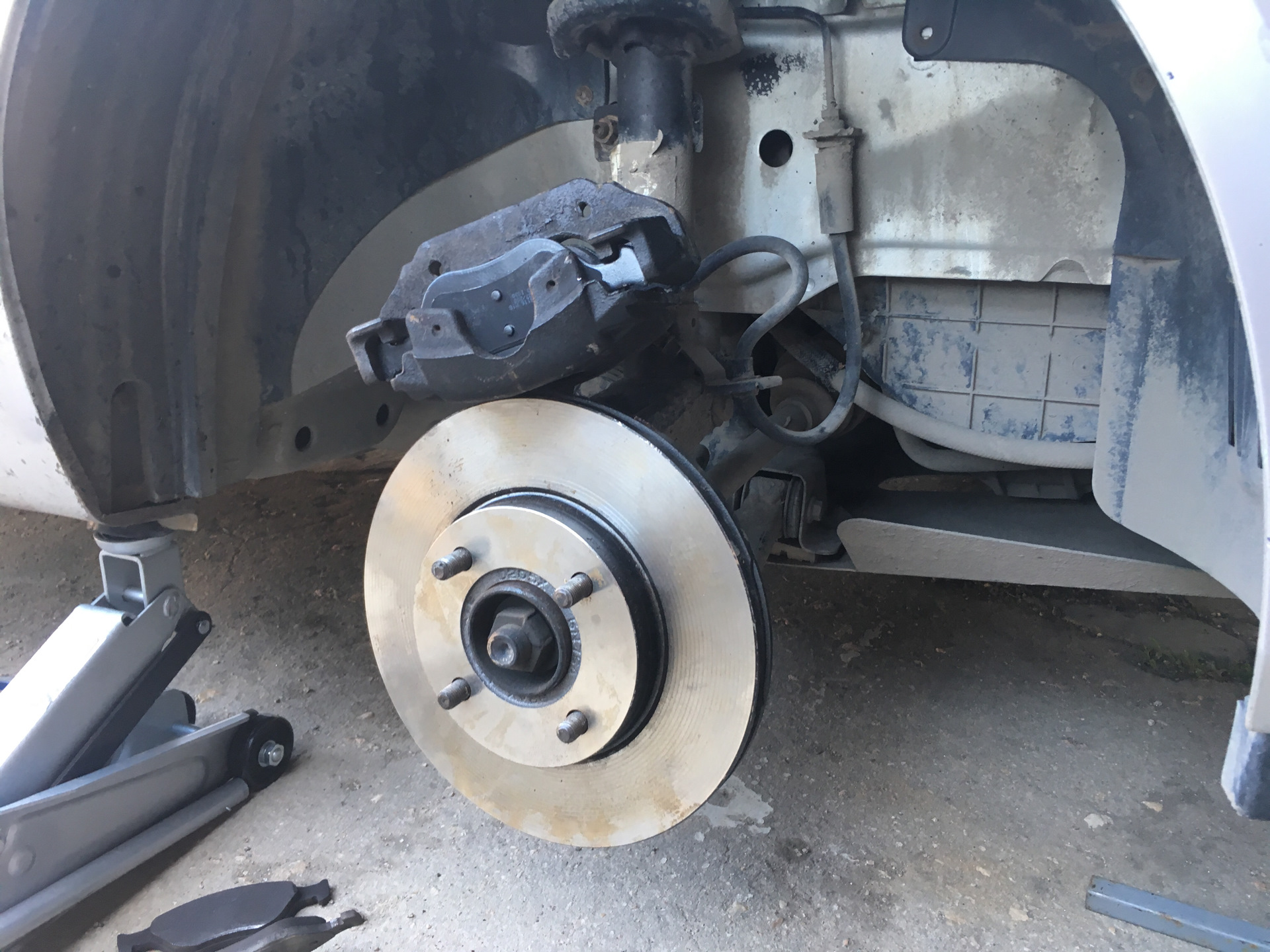 Замена передних тормозных дисков и колодок — Ford Fiesta (Mk V), 1,6 л ...