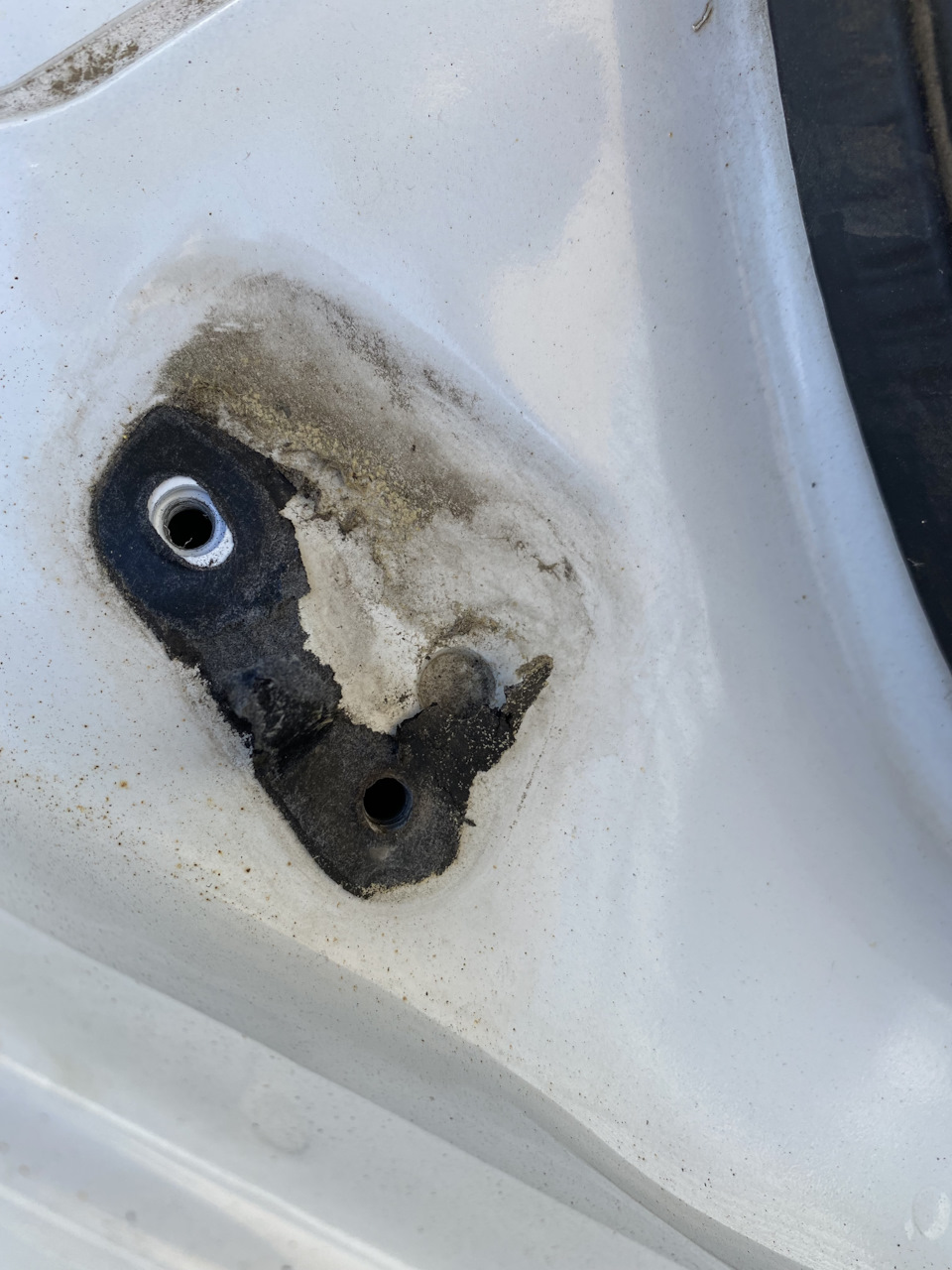 Устранение протечки воды в багажник и из под клипсы над аккумулятором ...