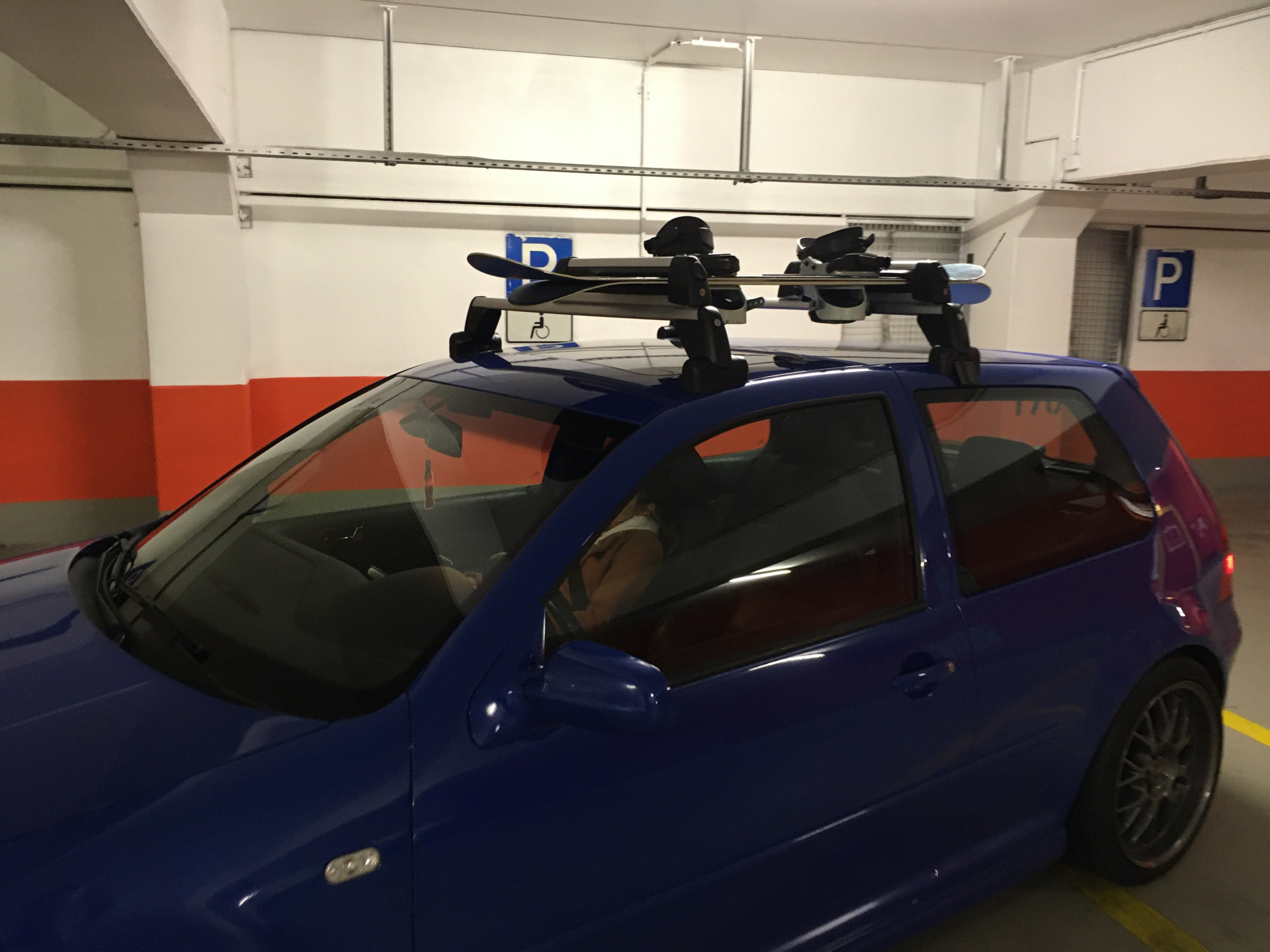 Багажник на крышу + держатели лыж и сноубордов — Volkswagen Golf Mk4, 1 ...