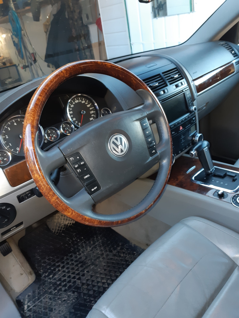 Деревянный руль — Volkswagen Touareg (1G), 3,6 л, 2007 года | стайлинг |  DRIVE2